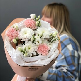 Сборный букет с лизиантусами