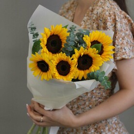 Букет из 5 подсолнухов с эвкалиптом