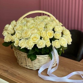 Корзина из 101 белой розы