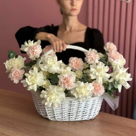 Авторская корзина с французской розой и диантусом "Юпи"