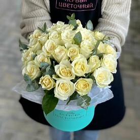 Композиция с 31 белой розой и зеленью