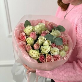 25 кенийских роз в оформление