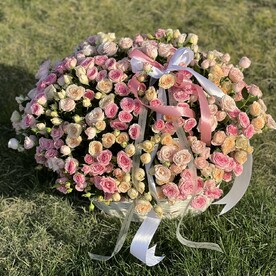85 кустовых роз в корзине