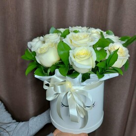 Роза белая, Рускус, Шляпная коробка, Пиафлор