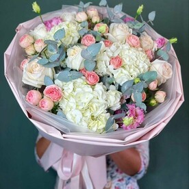 Роза белая, Эвкалипт, Роза кустовая, Лизиантус Эустома, Гортензия, Дизайнерская упаковка, Пленка матовая, Открытка