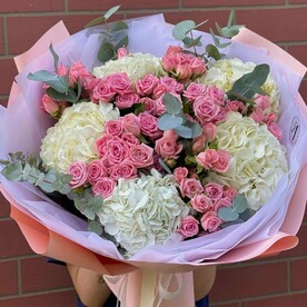 Роза кустовая, Эвкалипт, Гортензия Гидрангия, Дизайнерская упаковка, Корейская бумага, Открытка