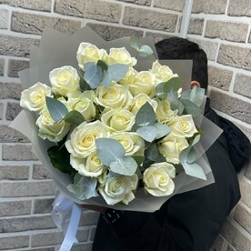 Роза белая, Эвкалипт, Авторская упаковка, Открытка