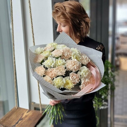 Букет с диантусом, артикул F110384 - 4990 рублей, доставка по городу ...