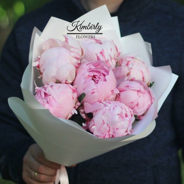 Пионы букет, 7 штук, сара бернар, цвет розовый, арт 91 kimbirly flowersра бернард. Букет 91 kimbirly flowers, артикул F115833 - 4550 рублей, доставка по городу. Flawery - доставка цветов