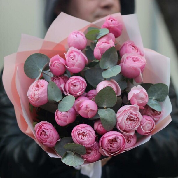 5 пионовидных кустовых роз сильва с эвкалиптом. Букет 113 kimbirly flowers, артикул F1166239 - 4990 рублей, доставка по городу. Flawery - доставка цветов