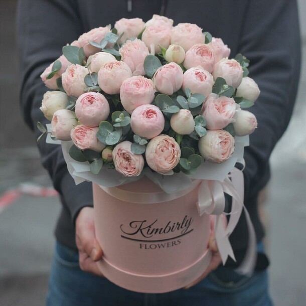 Пионовидные кустовые розы мэнсфилд парк в шляпной коробке. Букет 112 kimbirly flowers, артикул F1166285 - 6900 рублей, доставка по городу. Flawery - доставка цветов