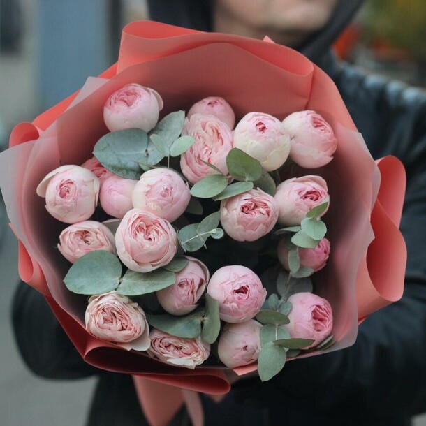 5 пионовидных кустовых роз мэнсфилд с эвкалиптом. Букет 116 kimbirly flowers, артикул F1166286 - 4990 рублей, доставка по городу. Flawery - доставка цветов