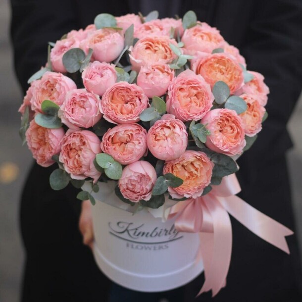 Пионовидные кустовые розы джульетта в шляпной коробке. Букет 208 kimbirly flowers, артикул F1187035 - 6900 рублей, доставка по городу. Flawery - доставка цветов