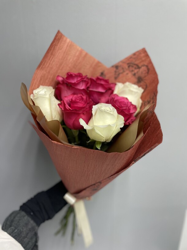 Букет из семи роз за 2182₽ с доставкой в Москве от Цветочный бутик Mozart на Flawery