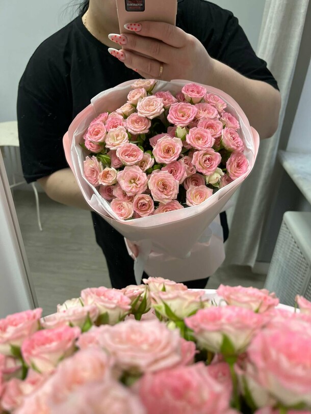 Нежные кустовые розы, артикул F1547345 - 5330 рублей, доставка по городу. Flawery - доставка цветов