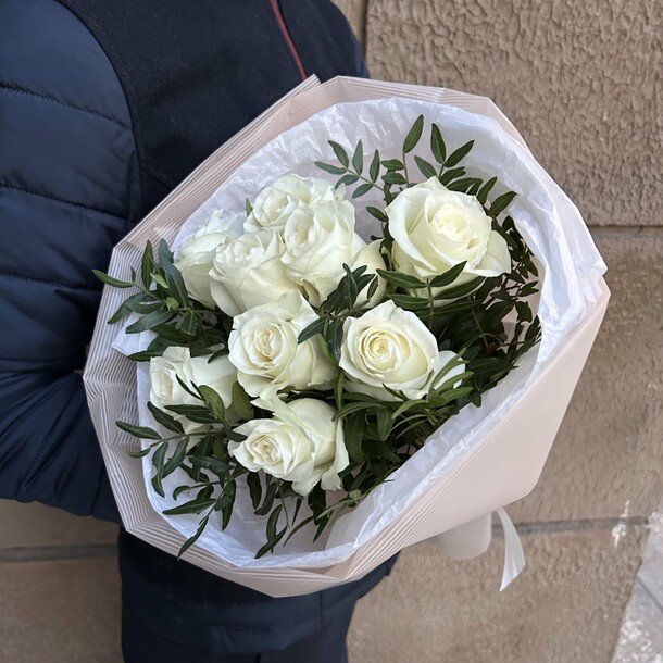 Букет розы белые, артикул F1534998 - 2385 рублей, доставка по городу. Flawery - доставка цветов