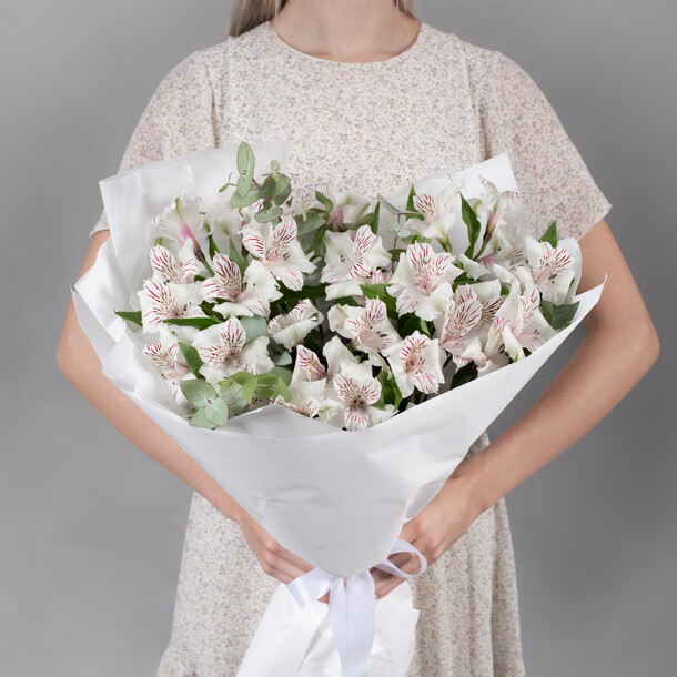 Букет из белых альстромерий с эвкалиптом, артикул F1488860 - 3990 рублей, доставка по городу. Flawery - доставка цветов