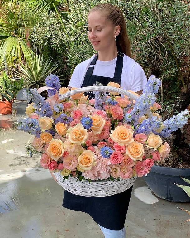 Корзина цветов luxury flowers персиковая роза, артикул F1296582 - 52841 рублей, доставка по городу. Flawery - доставка цветов