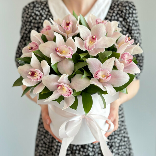 Орхидея luxury flowers в шляпной коробке, артикул F1296740 - 11450 рублей, доставка по городу. Flawery - доставка цветов