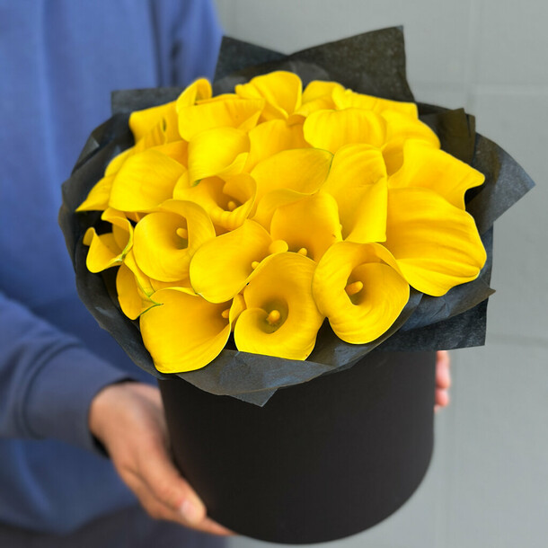 Каллы luxury flowers в шляпной коробке, артикул F1322169 - 24344 рублей, доставка по городу. Flawery - доставка цветов