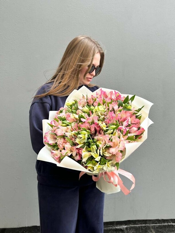Альстромерии микс luxury flowers, артикул F1415584 - 8730 рублей, доставка по городу. Flawery - доставка цветов