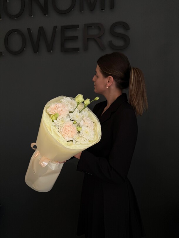 Букет цветов Сливочный за 2500₽ с доставкой в Москве от Monomi flowers на Flawery