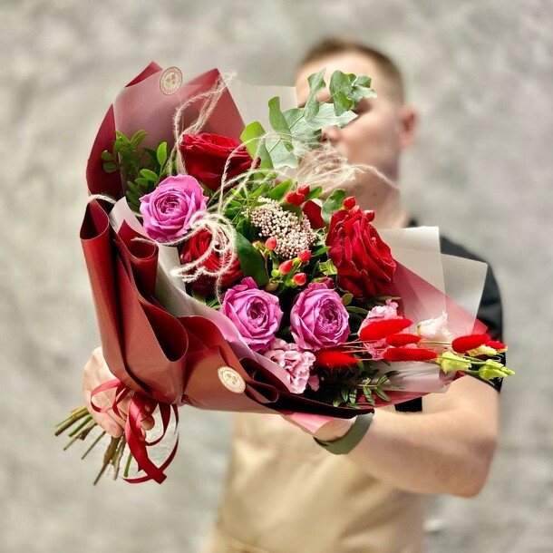 Букет с розами "воздушный поцелуй" за 4500₽ с доставкой в Москве от Florista Barista на Flawery