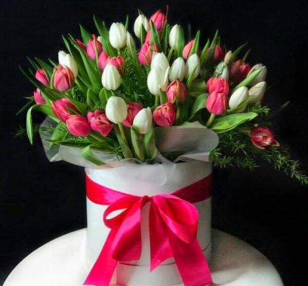 Букет цветов Радуга тюльпанов за 15980₽ с доставкой в Москве от FLOWER BASE на Flawery