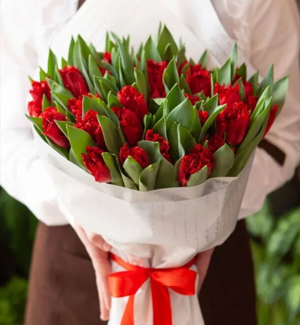 Букет цветов Алые паруса за 12082₽ с доставкой в Москве от FLOWER BASE на Flawery