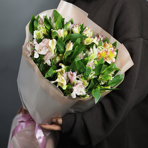 Букет цветов Альстромерия за 6325₽ с доставкой в Москве от FLOWER BASE на Flawery