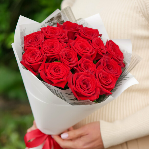 реальные букеты. 19 красных роз. букет роз дома. красные розы в крафтовой бумаге. на столе 15 красных.