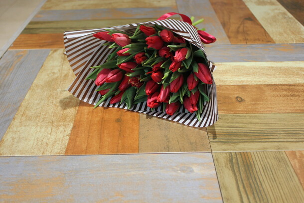 Букет цветов Тюльпанио за 7590₽ с доставкой в Москве от Flowers koketka на Flawery
