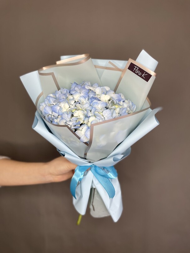 Букет-комплимент голубой гортензии за 2000₽ с доставкой в Москве от Flora K на Flawery