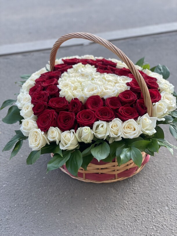 Букет цветов 101 роза в корзине в виде ❤️❤️❤️🎁🌹 за 34480₽ с доставкой в Москве от Mosbuketik Мосбукетик на Flawery