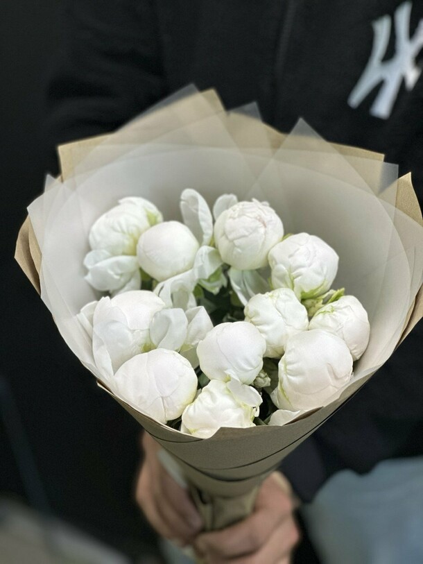 Букет из 11 белых пионов 🌸✨ – нежность и элегантность в каждом лепестке!, артикул F1418918 - 12000 рублей, доставка по городу. Flawery - доставка цветов