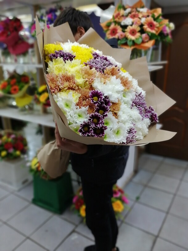 Букет из 51 кустовой ромашковой хризантемы (очень красивый подарок!) за 16990₽ с доставкой в Москве от Mosbuketik Мосбукетик на Flawery