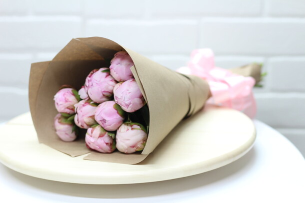 Букет из 9 пион в крафт бумаге, артикул F21808 - 5100 рублей, доставка по городу. Flawery - доставка цветов