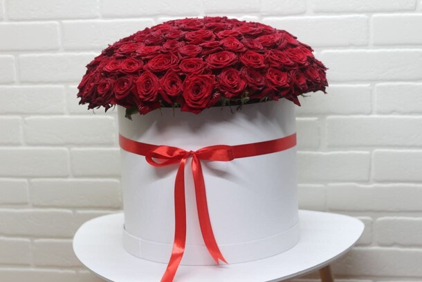Букет цветов 101 красных роз в коробке за 19500₽ с доставкой в Москве от Mosbuketik Мосбукетик на Flawery
