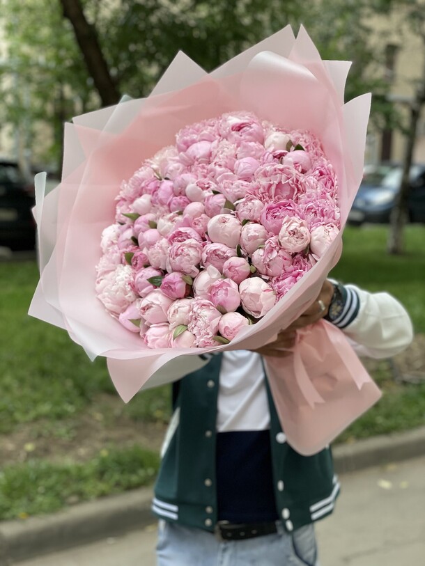 Букет из 71 пионов 😻😻😻 за 34000₽ с доставкой в Москве от Mosbuketik Мосбукетик на Flawery