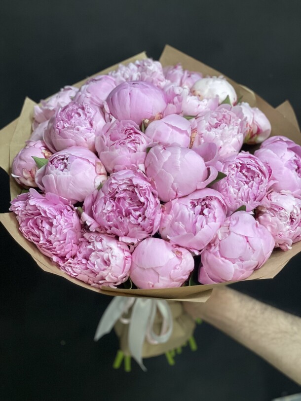 Букет цветов 😍💐букет из 25 ароматных пионов🥰😍💐 за 22990₽ с доставкой в Москве от FlowerPatio Цветочный патио на Flawery