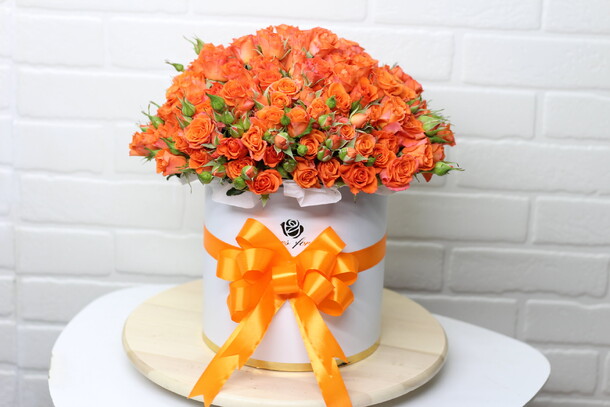 Букет из 29 оранжевых кустовых роз за 10990₽ с доставкой в Москве от FlowerPatio Цветочный патио на Flawery