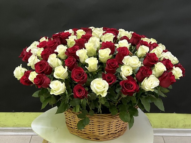 Букет цветов 101 микс роз в корзине за 39918₽ с доставкой в Москве от FlowerPatio Цветочный патио на Flawery