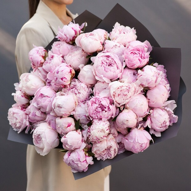 Букет из 35 розовых пионов за 28990₽ с доставкой в Москве от FlowerPatio Цветочный патио на Flawery