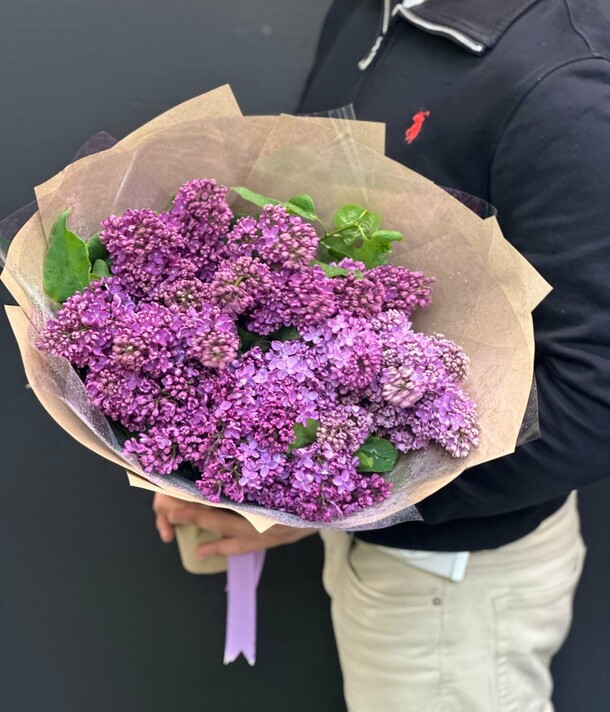 💜 букет из 11 веток сирени — аромат весны и нежности 🌿, артикул F1414405 - 2999 рублей, доставка по городу. Flawery - доставка цветов