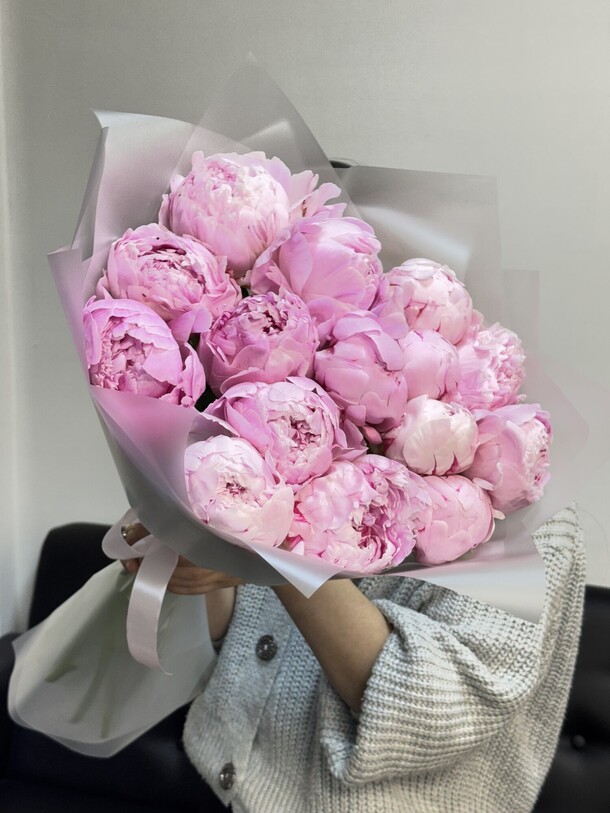 Букет из 15 пионов 😍😍 розовые за 12180₽ с доставкой в Москве от FlowerPatio Цветочный патио на Flawery