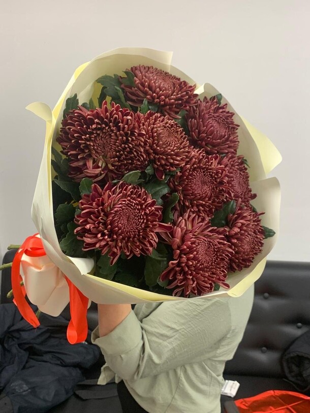 Букет из 9 крупных хризантем за 6690₽ с доставкой в Москве от FlowerPatio Цветочный патио на Flawery