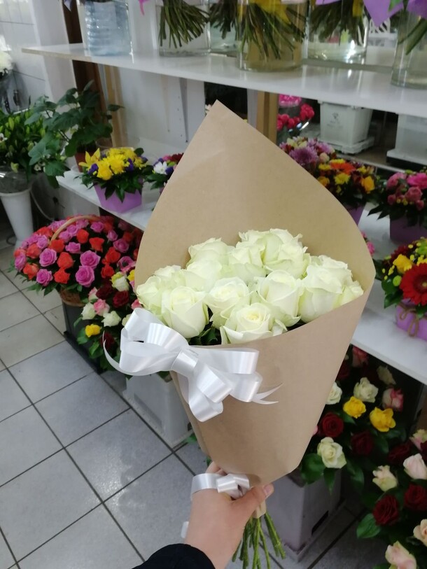 Букет цветов 19 белых роз в крафте за 4600₽ с доставкой в Москве от FlowerPatio Цветочный патио на Flawery