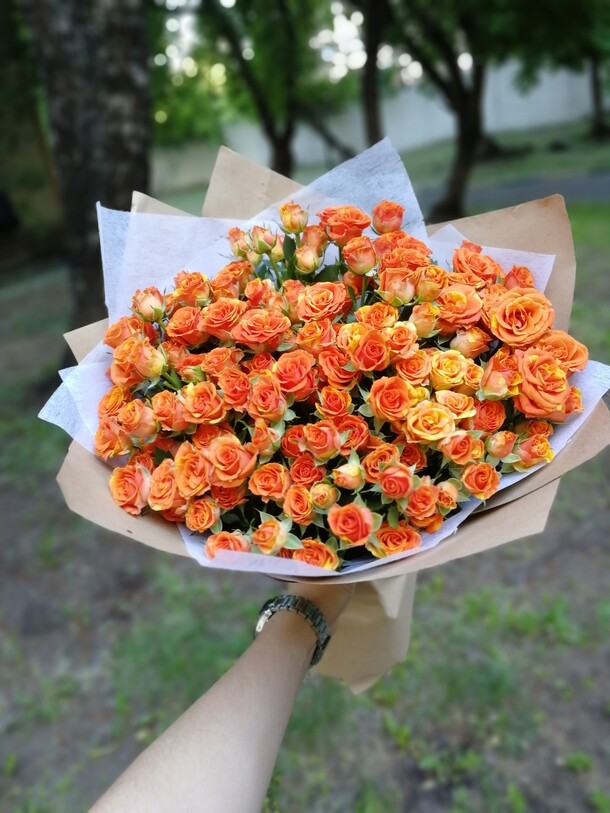 Букеты из 29 кустовых роз за 10990₽ с доставкой в Москве от FlowerPatio Цветочный патио на Flawery