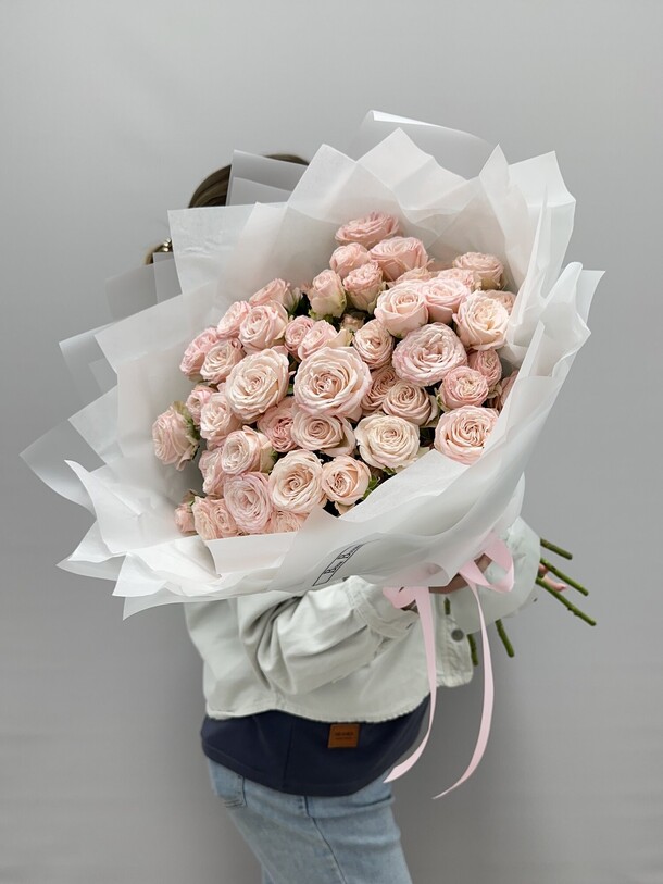 Букет цветов Моно букет из кустовых роз за 9350₽ с доставкой в Москве от Boom Bouquet на Flawery