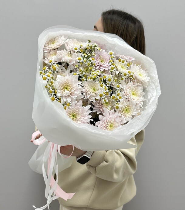 Букет из хризантем и ромашек за 4150₽ с доставкой в Москве от Boom Bouquet на Flawery